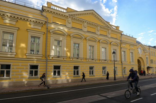 Фасад отреставрированного исторического здания Московского музыкального театра «Геликон-опера».
