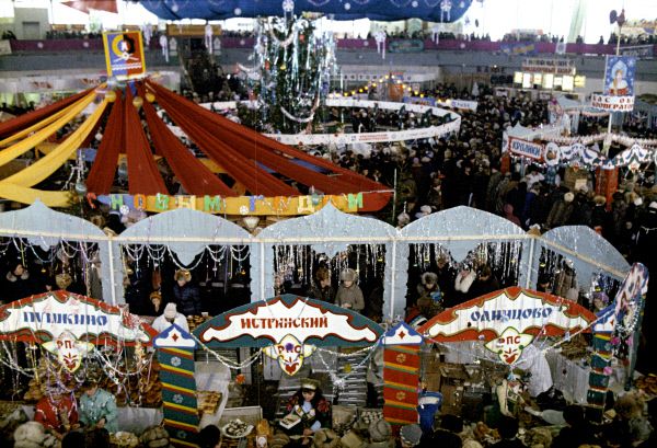 Бауманский рынок Москвы в канун Нового года, 1987.
