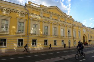 Фасад отреставрированного исторического здания Московского музыкального театра «Геликон-опера».