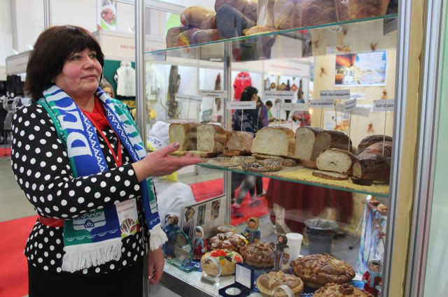 Надежда Копман из Белоярского привезла на выставку хлеб своего предприятия.