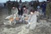 Операция была завершена 18 января, однако большей части бандитов, в том числе Радуеву, удалось прорваться из окружения и скрыться на территории Чечни. Большая часть заложников была спустя сутки отпущена боевиками. На фото: первая освобожденная группа заложников. 