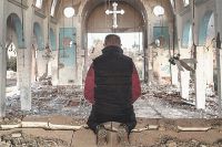 Новый год - в развалинах христианского храма, под грохот американских бомбёжек... Безумие? Нет, вера!
