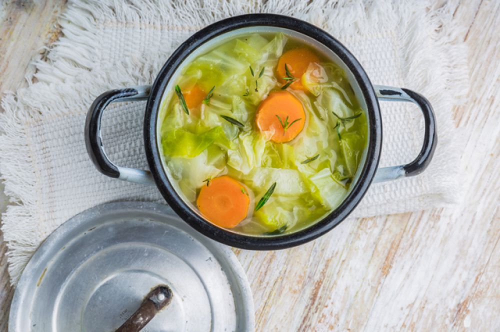 Суп. Щи, хаш, борщ. Любые супы на говяжьем и курином бульоне. Как, впрочем, и сами бульоны. Они помогают восстановиться слизистой желудка, содержат нужные аминокислоты, витамины и минералы.