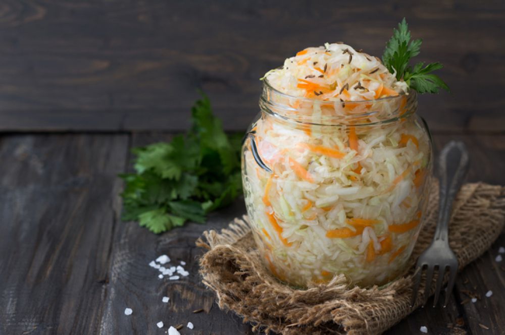 Капустный рассол. С рассолом лучше быть поосторожнее. И ни в коем случае не трогать жидкость из банки с маринованными огурцами и помидорами – уксус в нашем состоянии сделает только хуже. Но выпить полстакана рассола из-под квашеной капусты – неплохо. Он задержит воду и насытит организм нужными солями. После рассола нужно выпить чистой прохладной воды.