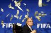 Британский комик Ли Нельсон бросает банкноты в президента ФИФА Зеппа Блаттера во время пресс-конференции после внеочередного совещания исполнительного комитета федерации в штаб-квартире ФИФА в Цюрихе, 20 июля 2015 года.