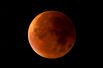 Лунное затмение совпадает с так называемым «суперлунием» в Ньюкасл-андер-Лайм, Стаффордшир, Великобритания, 28 сентября 2015 года.