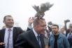 Куропатка села на голову президента Тайипа Эрдогана во время его посещения центра лесного хозяйства в Ризе, 14 августа 2015 года.