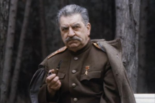 Рекордсменом по сыгранным ролям является Георгий Саакян: он сыграл Иосифа Сталина в 36 фильмах. На фото: актёр в фильме «Завещание Сталина» (1993).