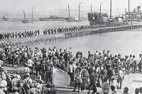 Транзит беженцев. Нижние чины белых садятся на пароход «Саратов» в Константинополе, 1920 г.