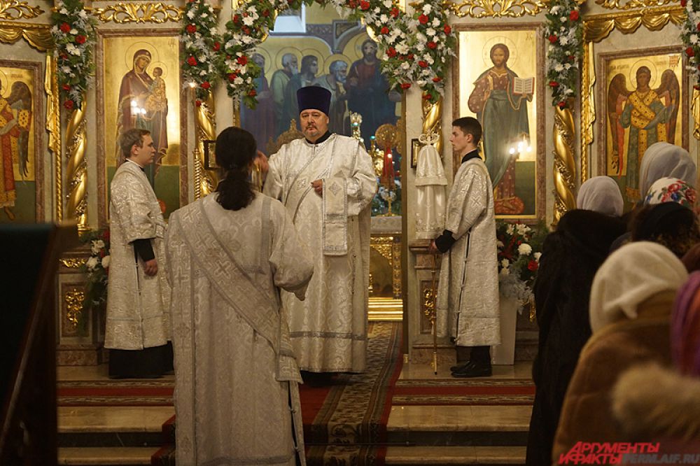 Напомним, праздник Рождества символизирует примирение человека с Богом и предвещает искупительный подвиг Иисуса Христа и обновление человеческой природы, пораженной грехопадением прародителей.