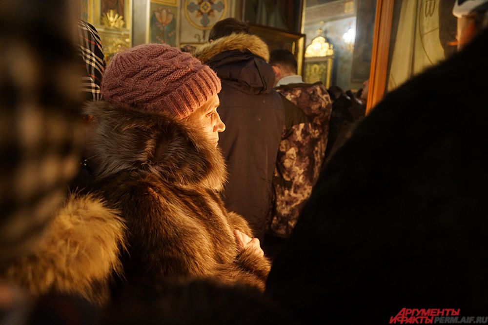 Вплоть до поздней ночи пермские храмы были переполнены.