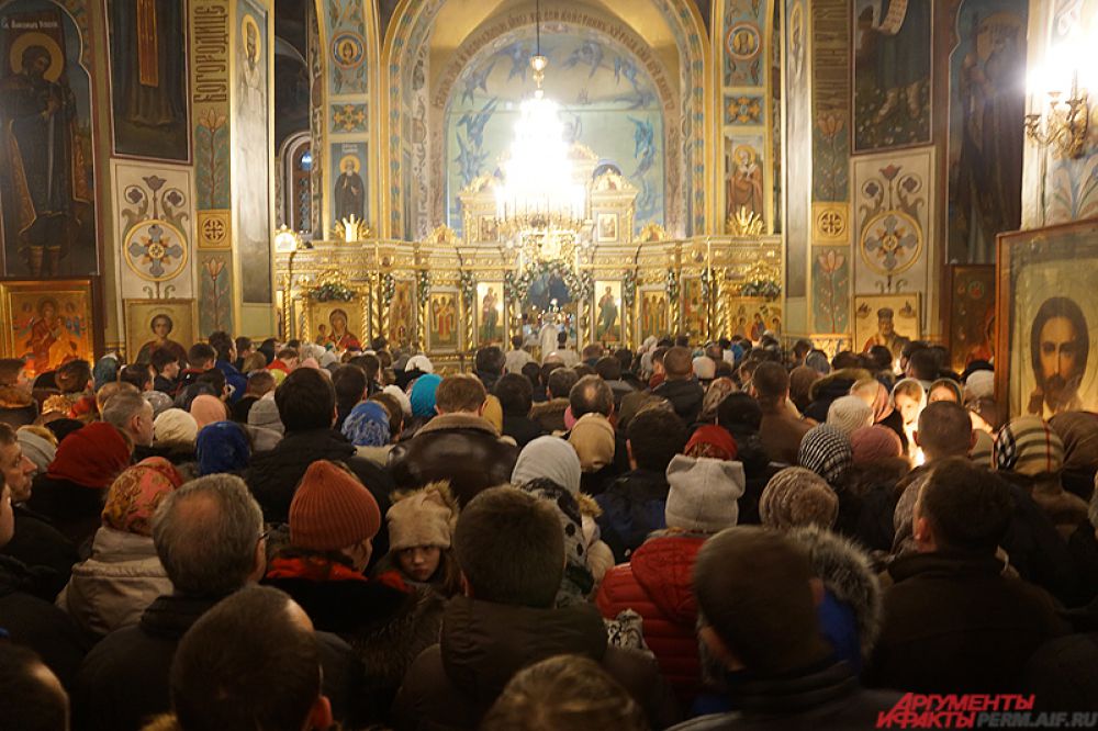 Так, в центральном храме Перми, Свято-Троицком кафедральном соборе, было не протолкнуться.