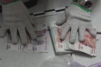 Откуда у простой уборщицы  наркотики и почти миллион рублей, задержанная объяснить не смогла.