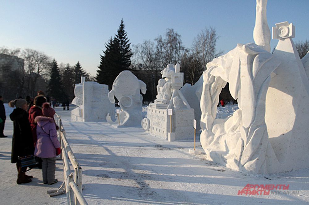 Произведения из снега мастера создавали 4 дня. 