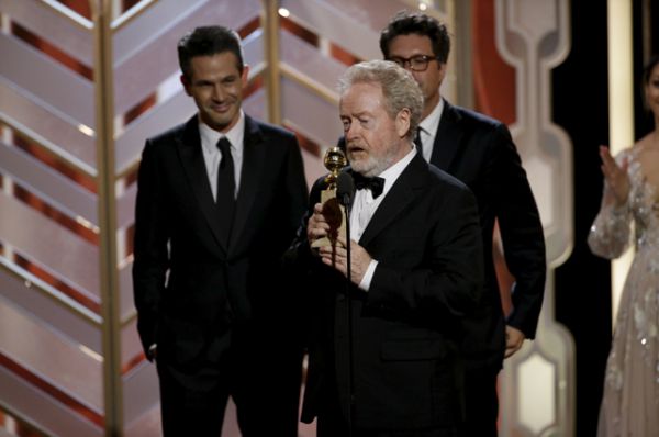 Режиссер фильма «Марсианин» Ридли Скотт принимает награду. Его фильм получил приз «лучшая комедия или мюзикл». 
