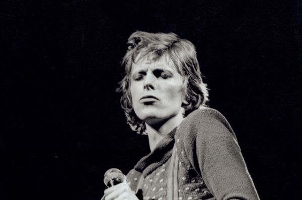 В 1975 году Боуи добился первого крупного успеха в Америке с синглом номер один «Fame», написанным в соавторстве с Джоном Ленноном.