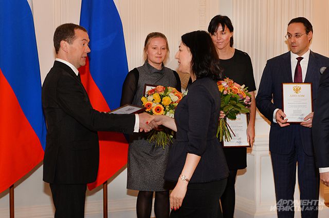 Премьер-министр Дмитрий Медведев вручил премию Правительства РФ в области СМИ журналистам «АиФ».