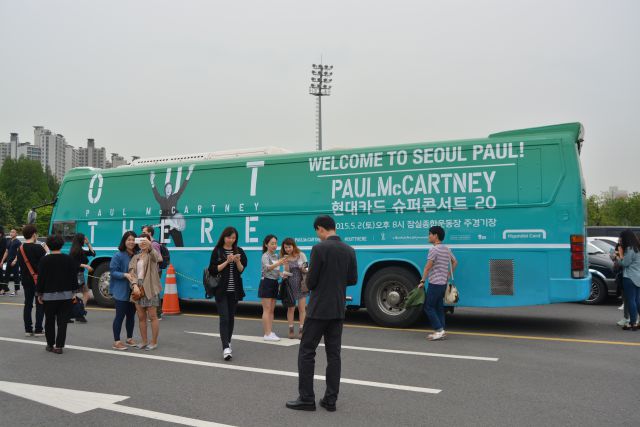 Автобус корейского  фан-клуба Пола Маккартни.