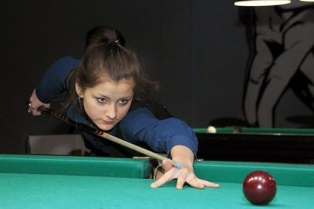 15-летняя калининградка Арина Бачинскас выиграла «серебро» на первенстве России по бильярду.