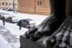 Скульптура атланта у входа в музей Новый Эрмитаж в Санкт-Петербурге.