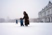 На Санкт-Петербург также обрушился сильный снегопад.