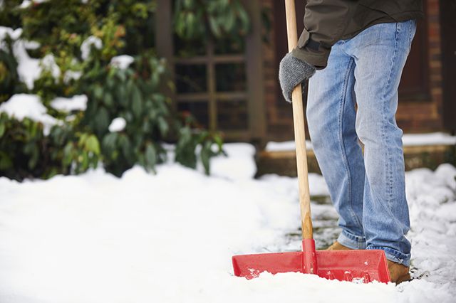 Лопата для уборки снега своими руками из подручных материалов