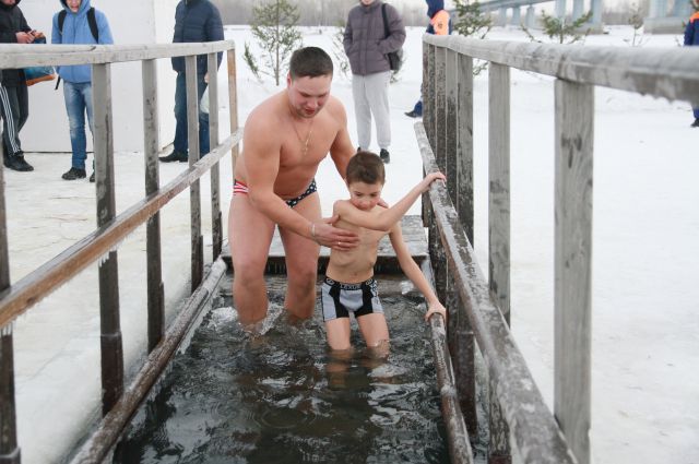 Парни купаются видео. Крещение 2020 купели Алтайский край. Пацаны купаются на крещение. Мальчик в проруби.