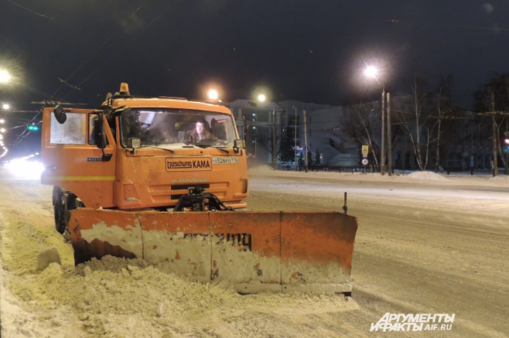 В первую очередь после снегопадов очищают остановочные карманы общественного транспорта и остановки
