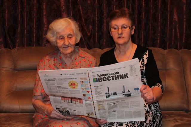 Основательница газетной династии Аполлинария Ефимовна Шилова и её дочь Галина Семеновна Шамова вместе читают родную газету, над которой сегодня работает их внучка и дочка Ирина Симушина.