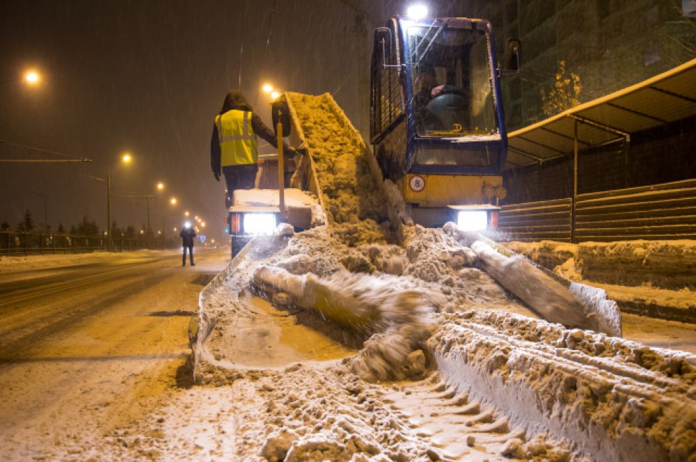 В период снегопадов на дорогах Казани дежурят 570 снегоуборочных машин - грейдеры, шнекороторы, снегопогрузчики и самосвалы.