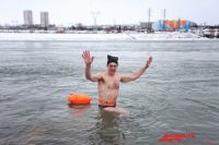 Виталий Панасюк переплывал Обь рядом с ГЭС.
