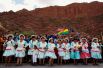 Боливийские женщины поддерживают участников гонок танцами и песнями.