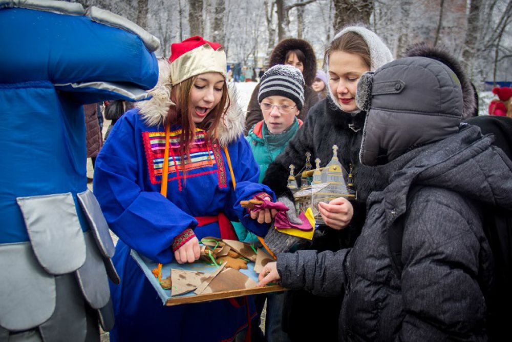 Гостей народных гуляний встречали коробейники.