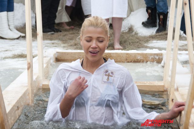 Около 10 тысяч омичей ежегодно принимают участие в крещенских купаниях.