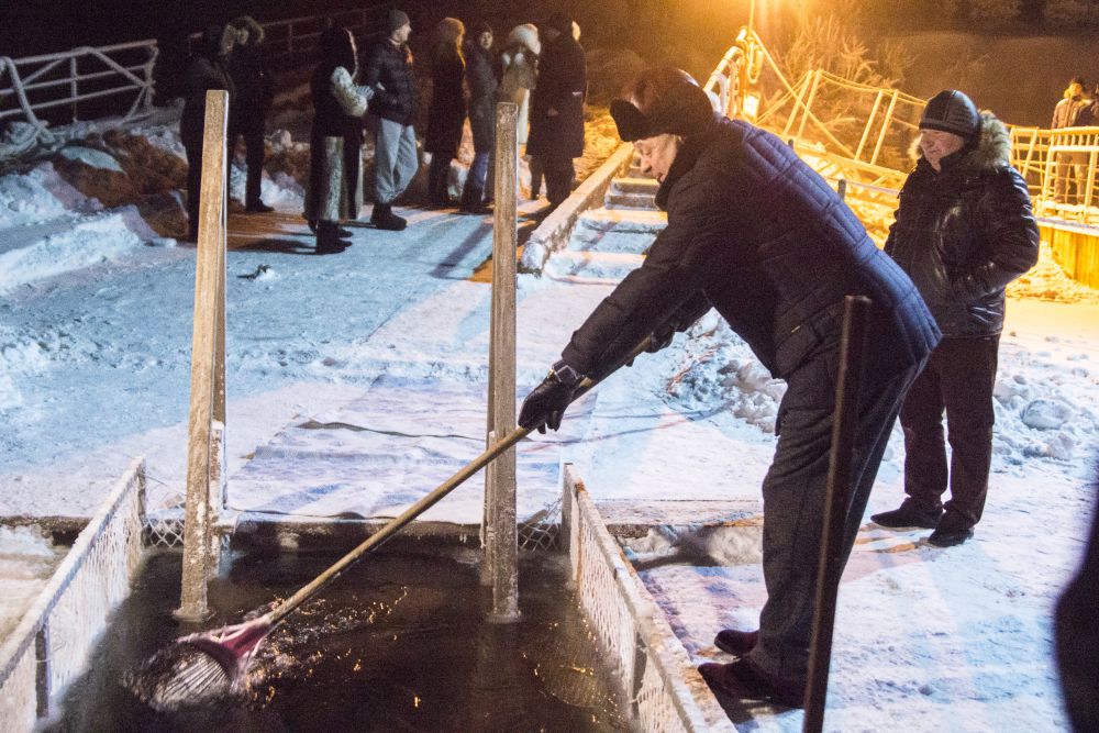 Президент Международной федерации бенди Борис Скрынник убирает намерзающий в проруби лед