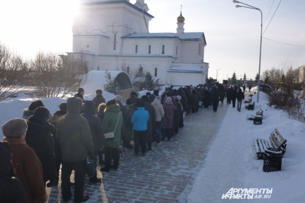 Челябинск. Очередь за святой водой.