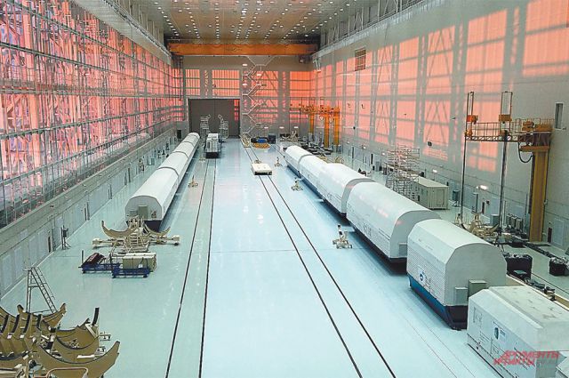 В корпусах монтажно-испытательного комплекса, где соберут ракету и спутники, на первый взгляд всё готово.