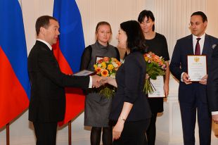Премьер-министр Дмитрий Медведев вручил премию Правительства РФ в области СМИ журналистам «АиФ».