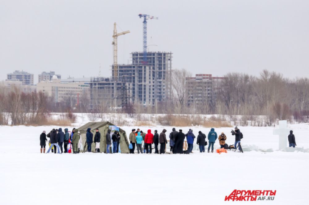 Несколько десятков желающих окунуться пришли утром 19 января к храму-памятнику на воде.