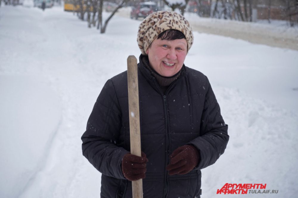 А вот это женщина с лопатой вовсе не дворник, но смотреть на снежные завалы и ничего не делать, не может. Одолжила лопату и сама принимает участие в расчистке улиц. Настоящий герой.