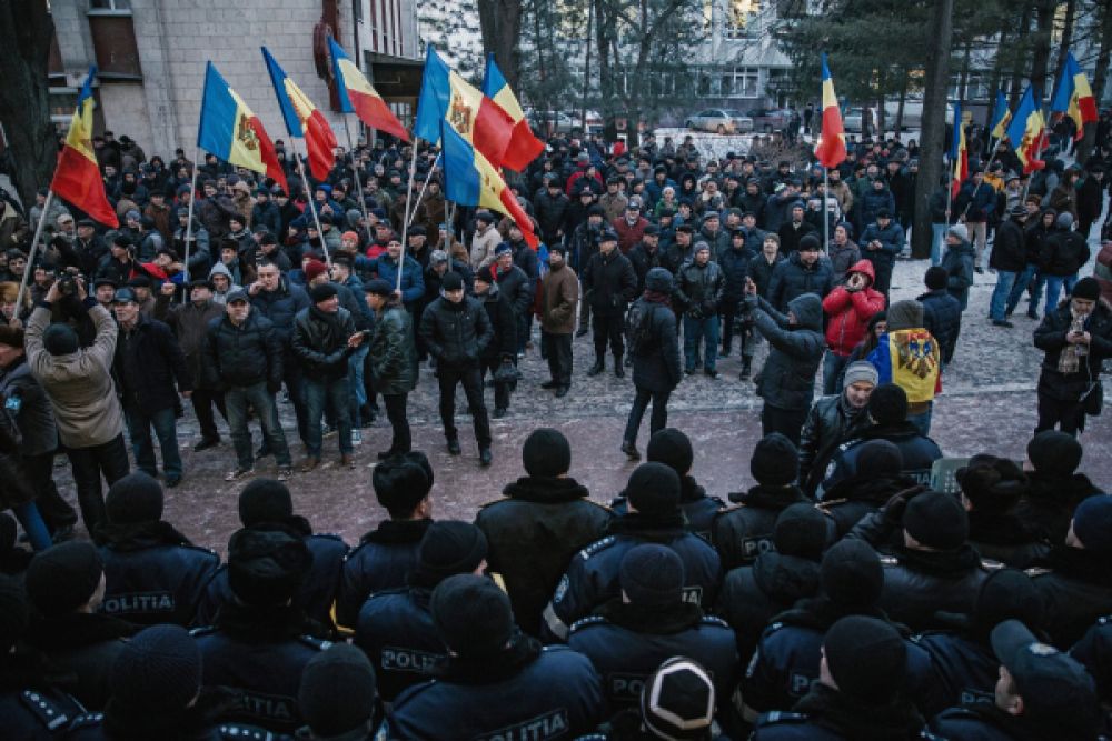 Также нынешняя оппозиция считает его коррупционером и обвиняет в причастности к скандалу с контрабандой молдавских сигарет в 2010 году.