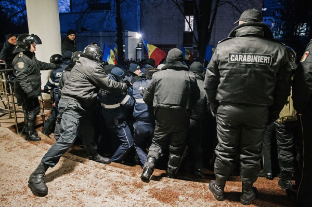 Политический кризис в республике длится с сентября 2015 года — тогда в Кишиневе начались массовые акции протеста.