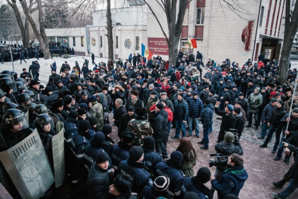 Демонстранты считают, что член Демократической партии Филип — ставленник крупного бизнеса, который не будет трудиться во благо простых жителей республики.
