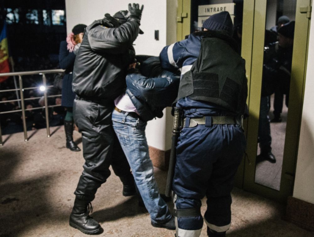 Между митингующими и полицейскими, охраняющими здание парламента, произошли столкновения.