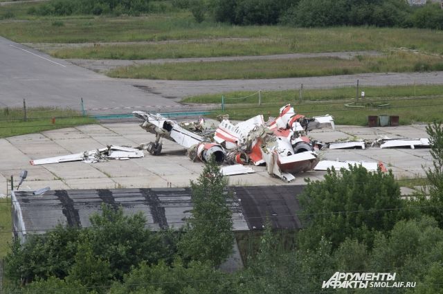 Обломки польского ТУ-154 на аэродроме Северный в Смоленске. Фото из архива.