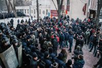 Протестующие и сотрудники правоохранительных органов у здания парламента в Кишинёве.