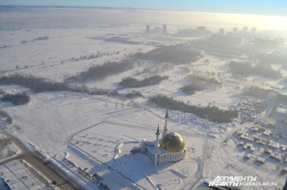 Если «отрезать» кусочек Ленинского района, как тут, то выйдет занимательная картина – отчётливо виден край города и огромное нетронутое пока человеком пространство.