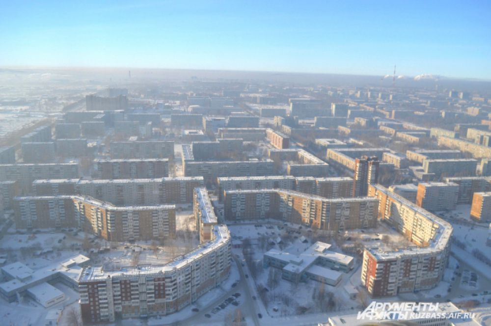 Внизу, среди людей, совсем не замечаешь, какая у города архитектура.