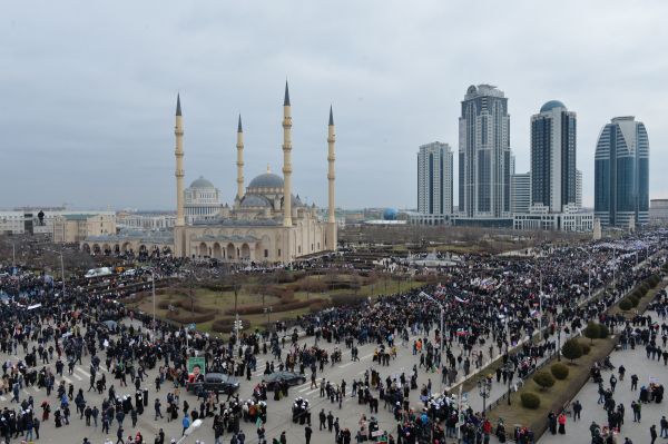 Участники многотысячного митинга «В единстве наша сила» в поддержку Рамзана Кадырова заполнили центральную площадь Грозного и прилегающие к ней проспекты и скверы.