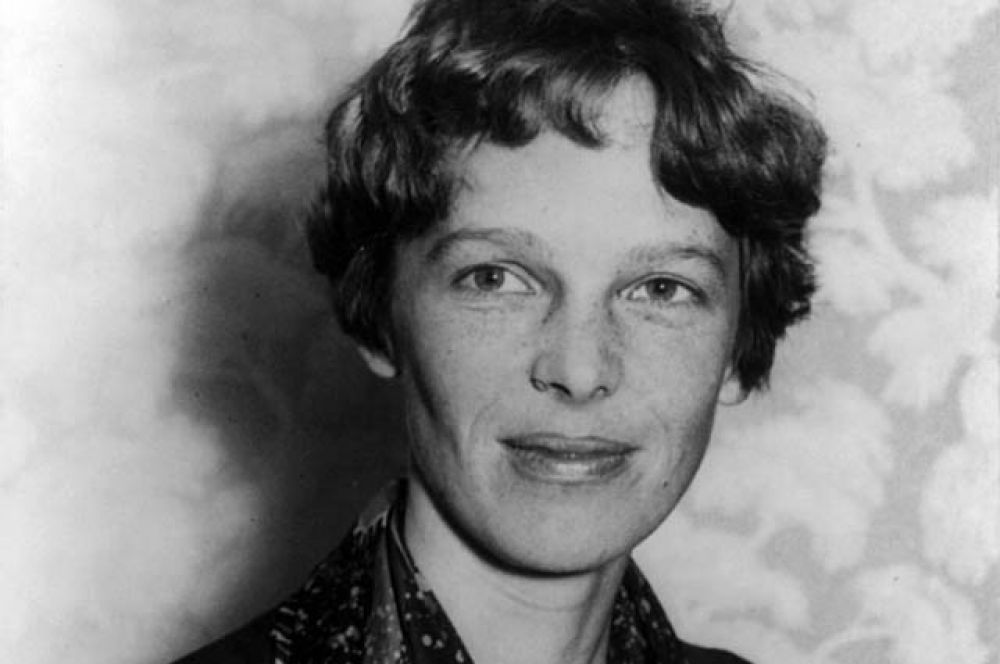 Амелия Эрхарт — американская писательница и пионер авиации. Она была первой женщиной-пилотом, перелетевшей Атлантический океан. Написала несколько книг-бестселлеров о своих полётах и сыграла важную роль в создании организации женщин-пилотов «Девяносто девять».
